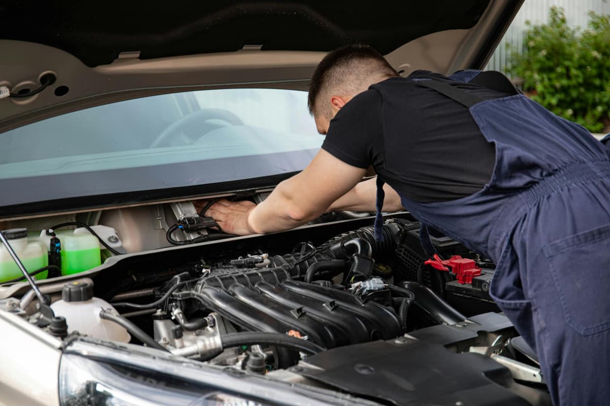 Merawat Mesin Mobil Konvensional: Tips Agar Tetap Prima