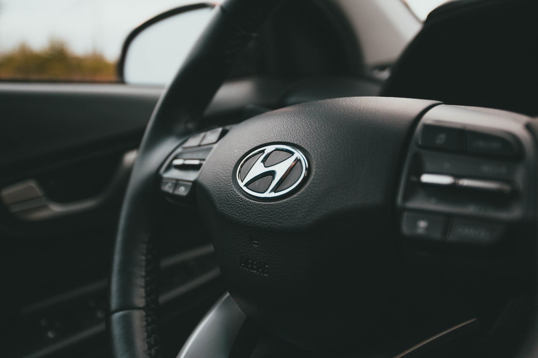 Ilustrasi: A close-up image focusing on a Hyundai steering wheel inside a car, highlighting design details.