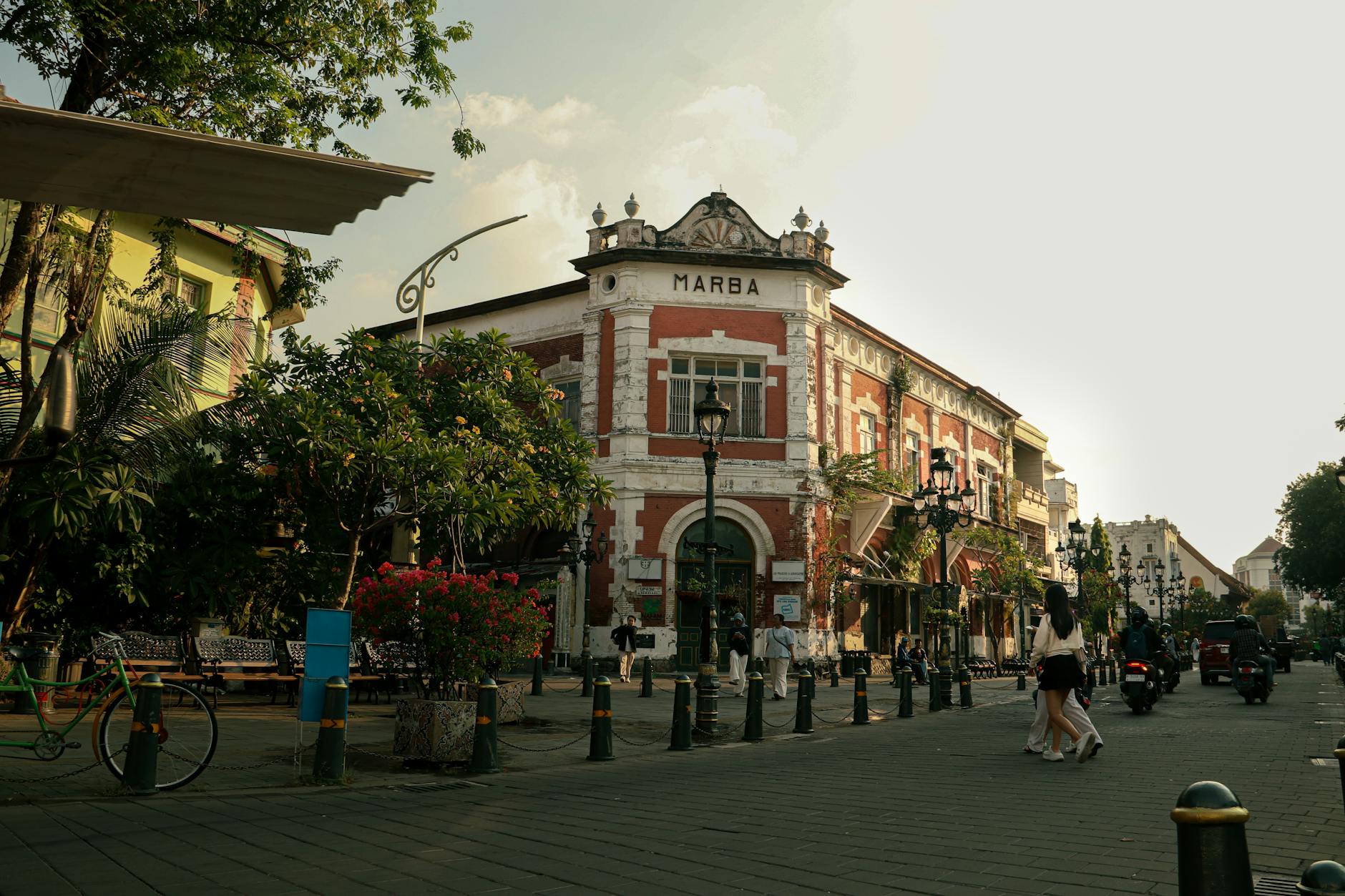 Ilustrasi: Scenic view of Marba Building in Semarang, Indonesia, capturing colonial architecture at dusk.