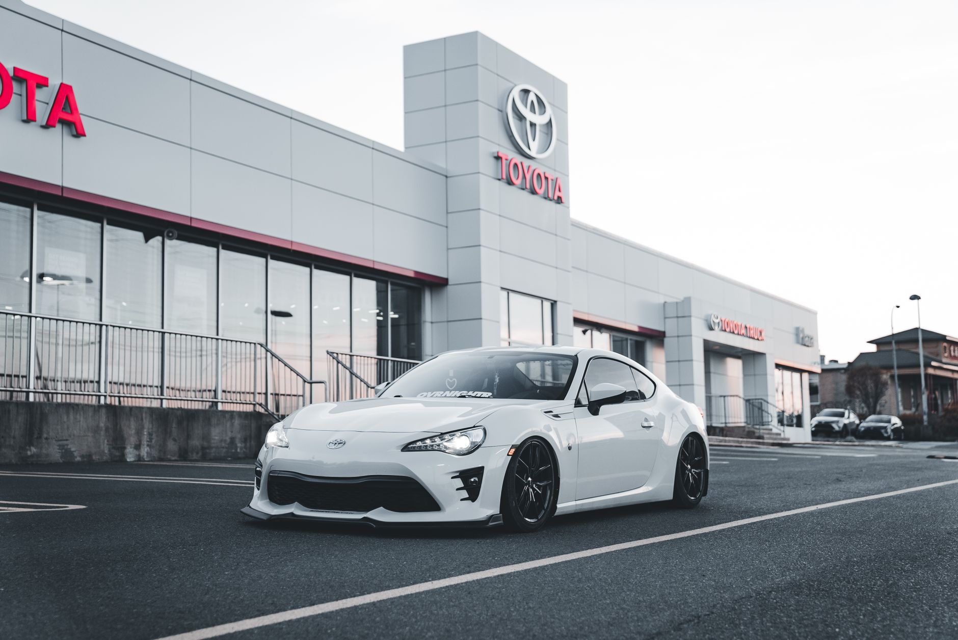 Ilustrasi: White Toyota sports car parked at a dealership, showcasing style and performance.