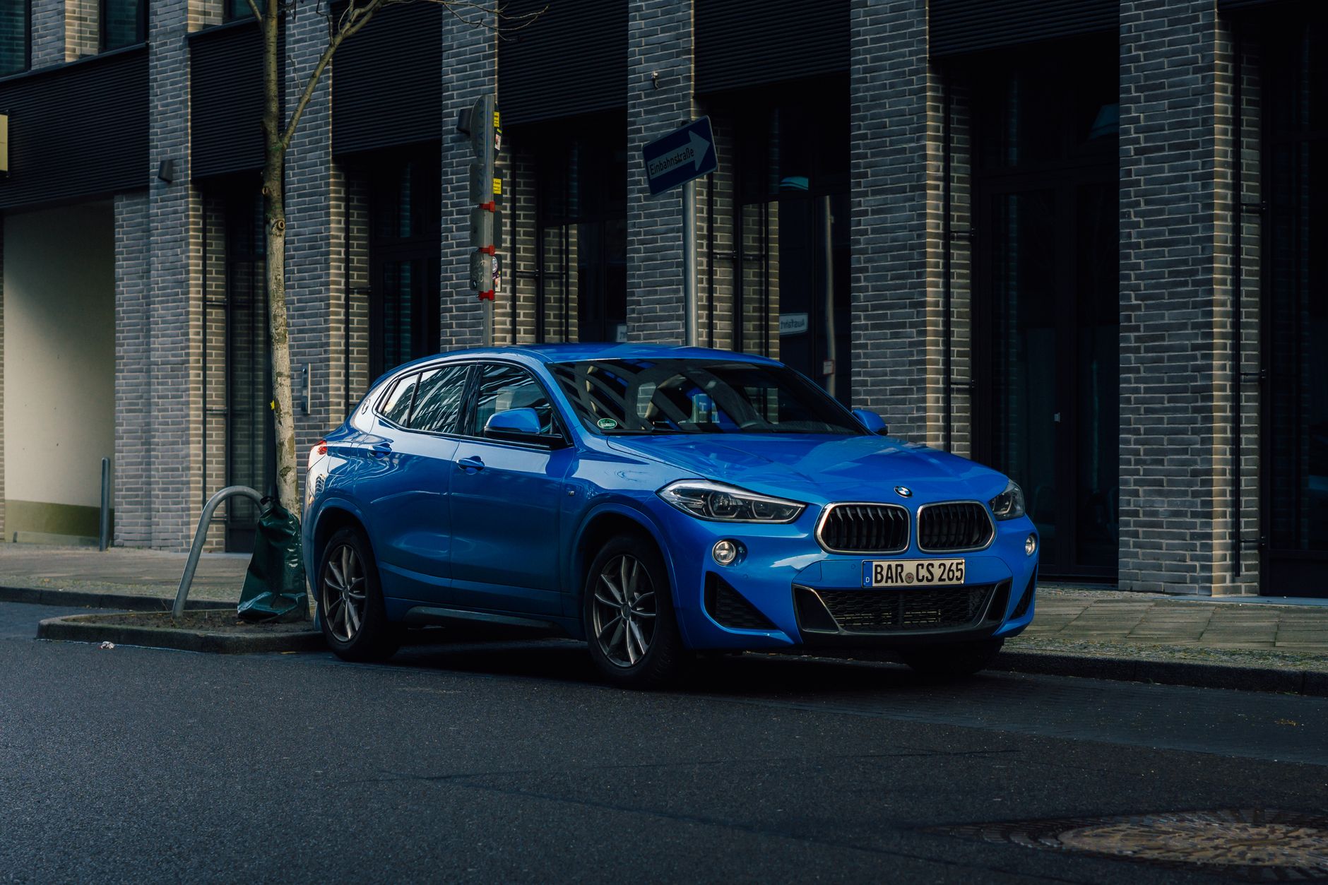 Ilustrasi: A striking blue SUV parked on a city street, showcasing modern design and urban lifestyle.