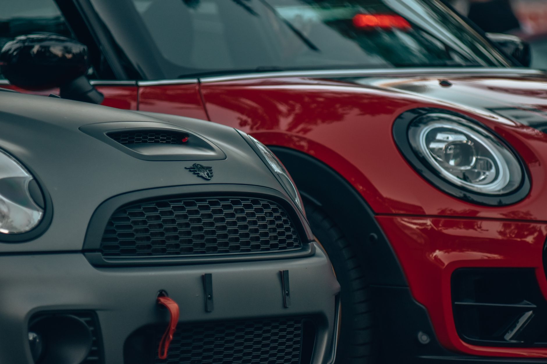 Ilustrasi: A detailed close-up view of Mini Cooper front grille and headlights.