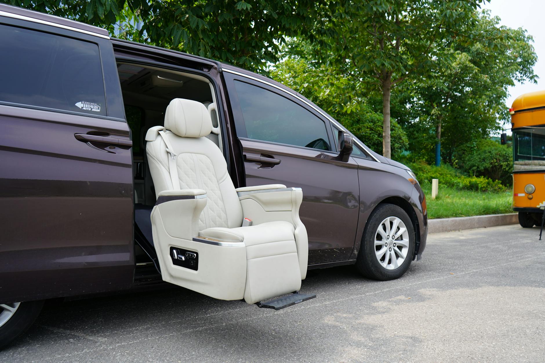 Ilustrasi: Innovative minivan seat design with automatic retractable function, ideal for accessibility.