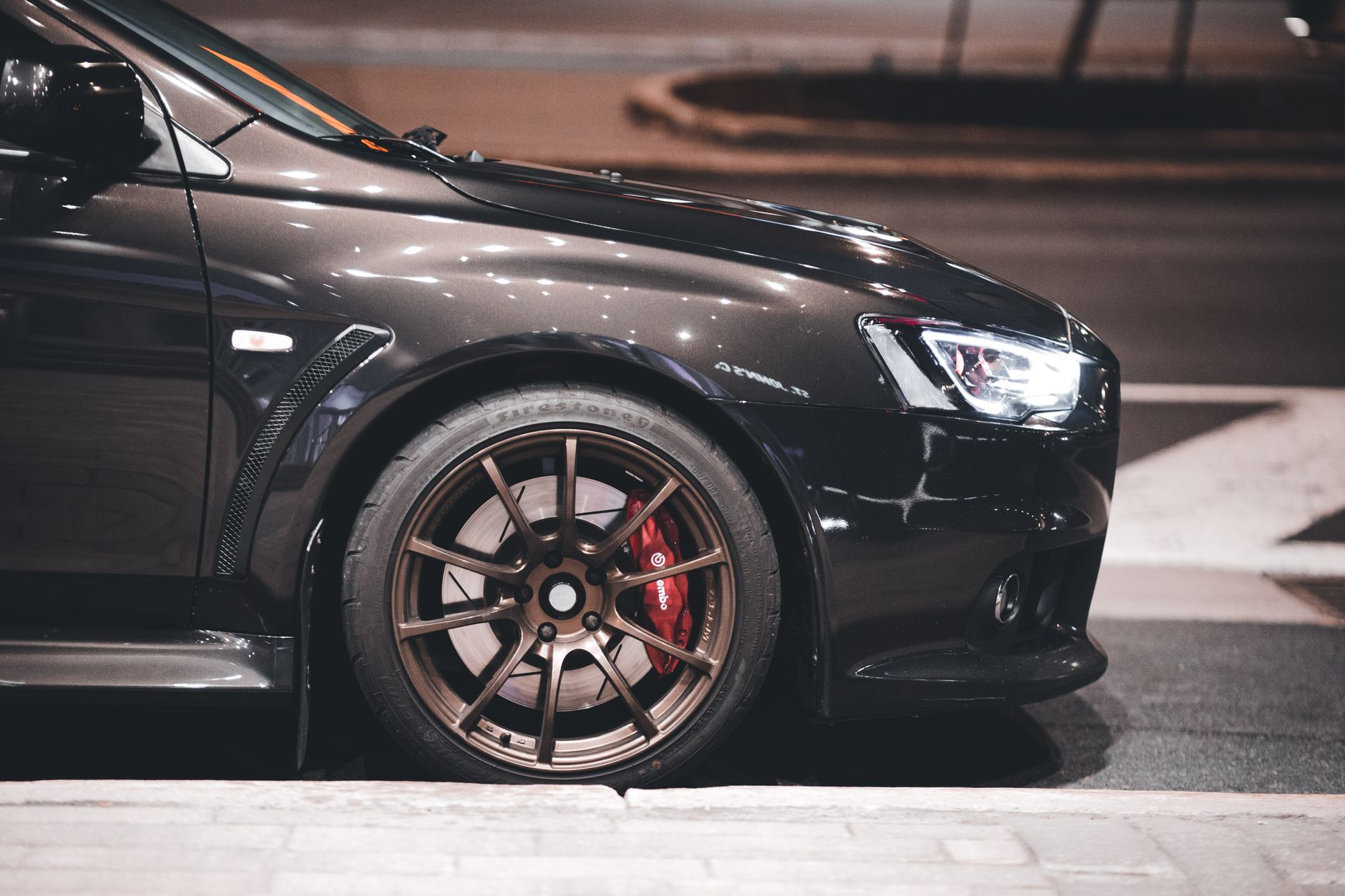 Ilustrasi: Detailed side view of a black Mitsubishi Lancer Evolution showcasing a sleek design and smooth finish.