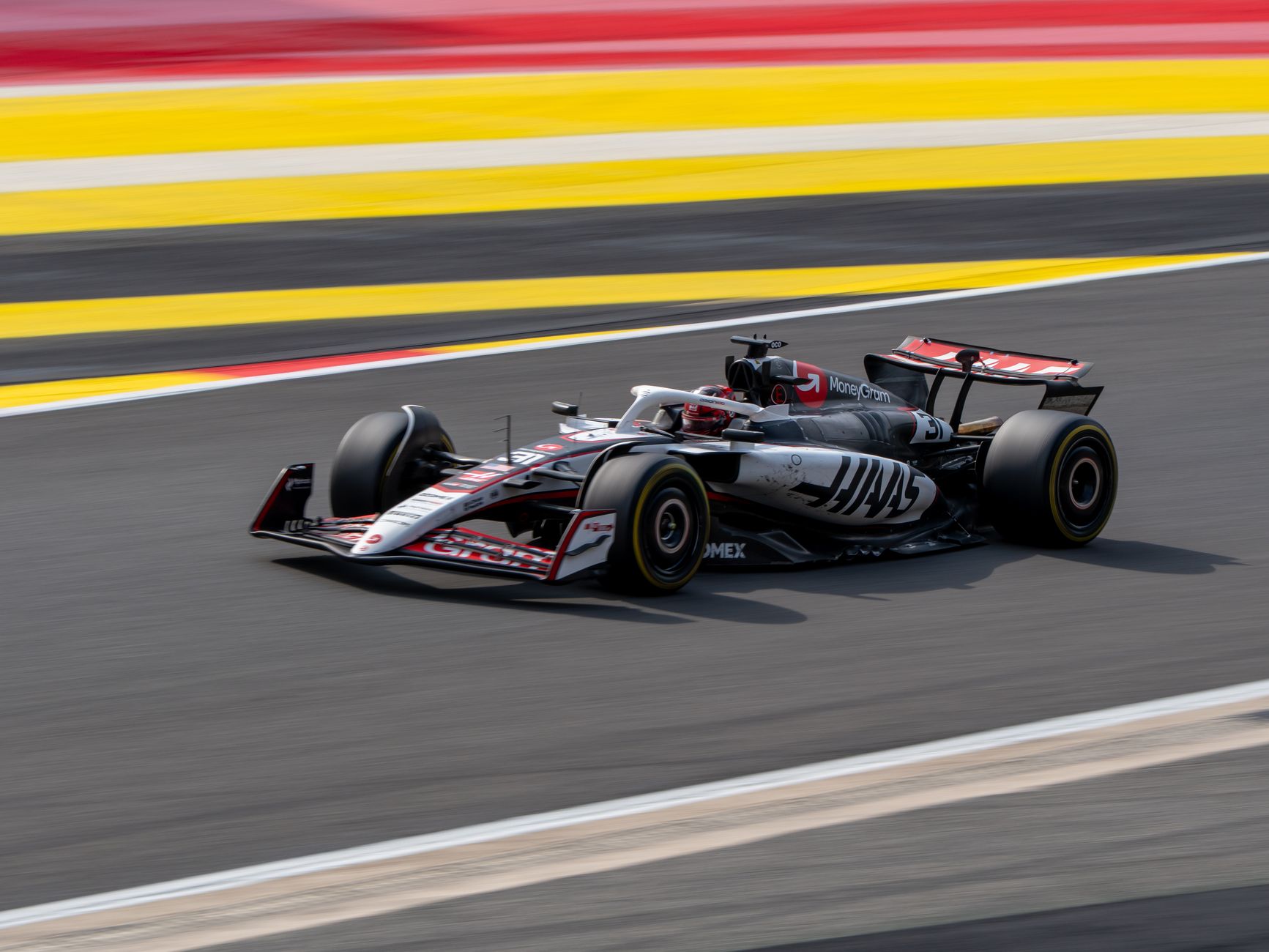 Ilustrasi: Rapid Formula 1 car speeding on a colorful track in Belgium.