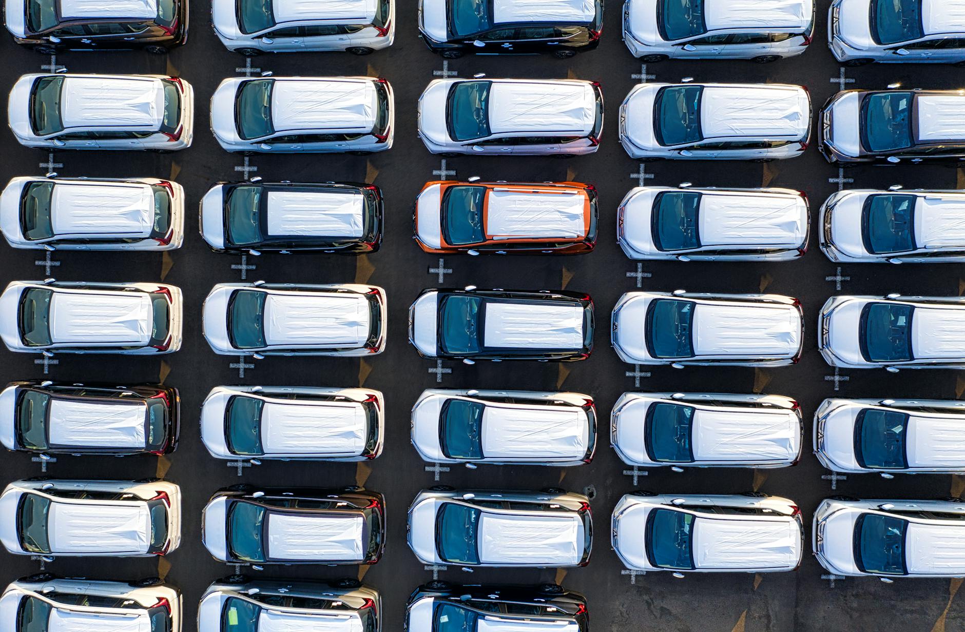 Ilustrasi: Drone view of contemporary expensive many rows of automobiles of manufacture in daytime
