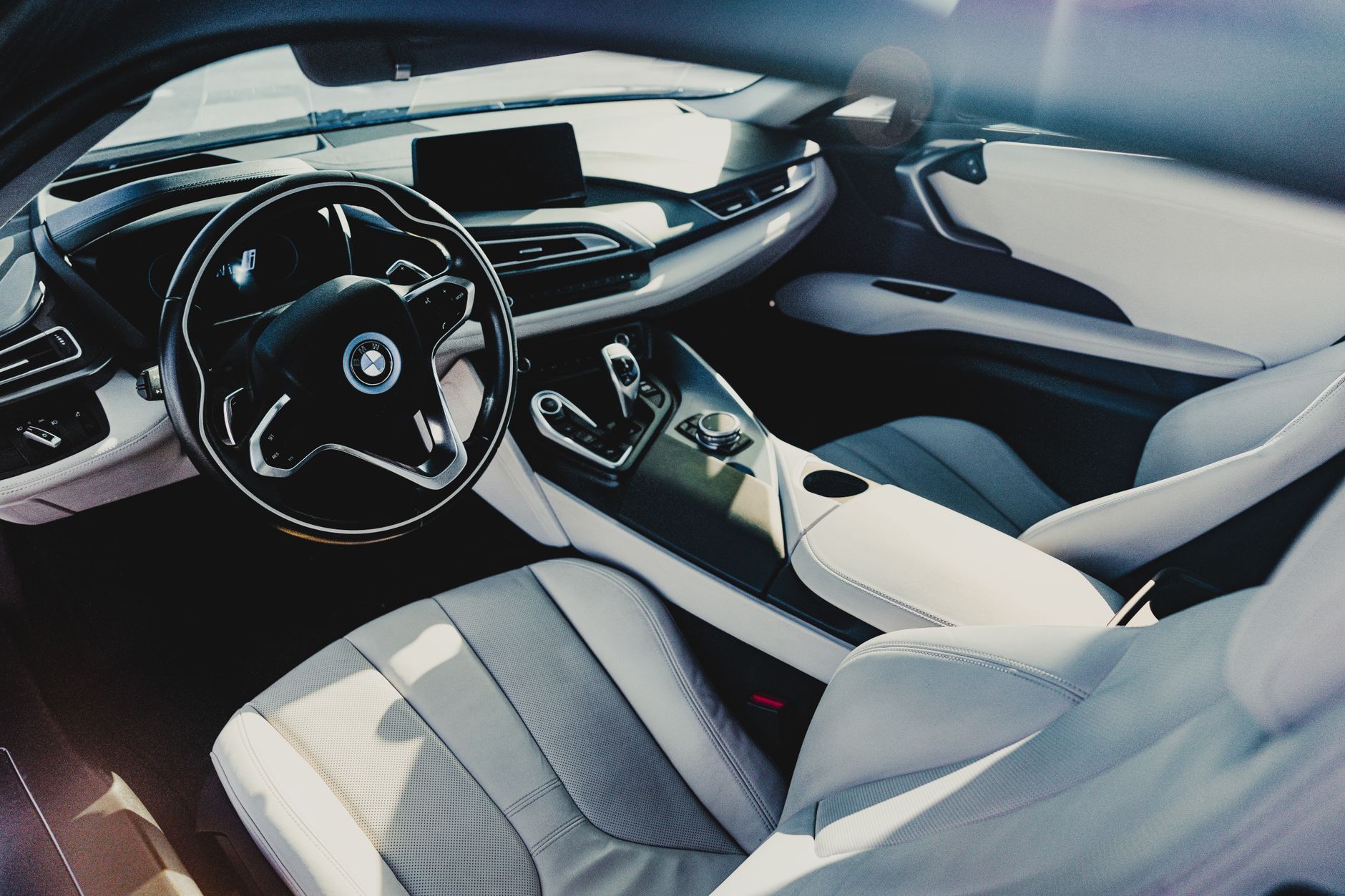 Ilustrasi: Explore the sophisticated interior of a BMW i8 sports car featuring sleek design and premium materials.
