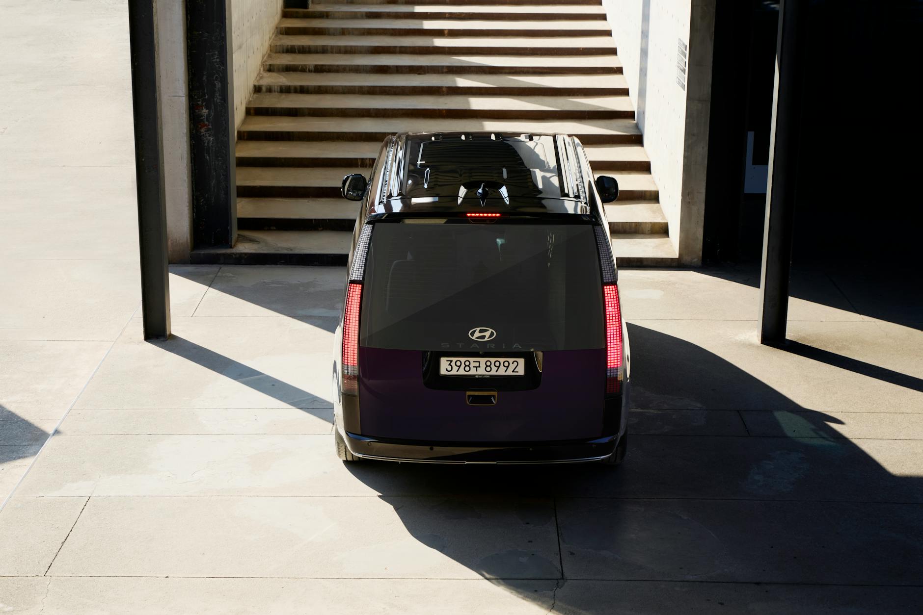 Ilustrasi: A Hyundai Staria Lounge Hybrid parked outdoors, showcasing modern design and mobility.