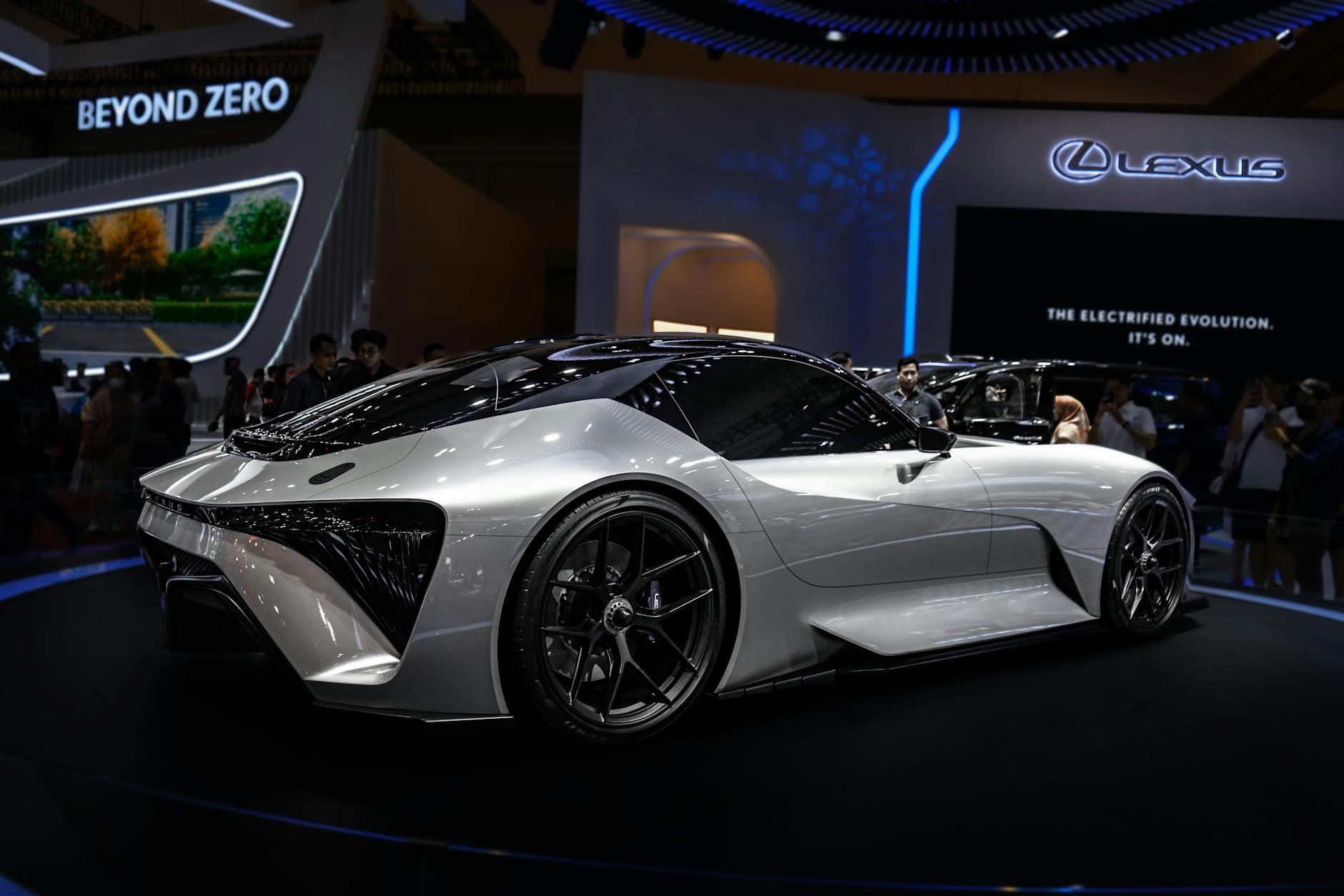 Ilustrasi: Modern electric sports car displayed at international auto show. Sleek design and futuristic features.