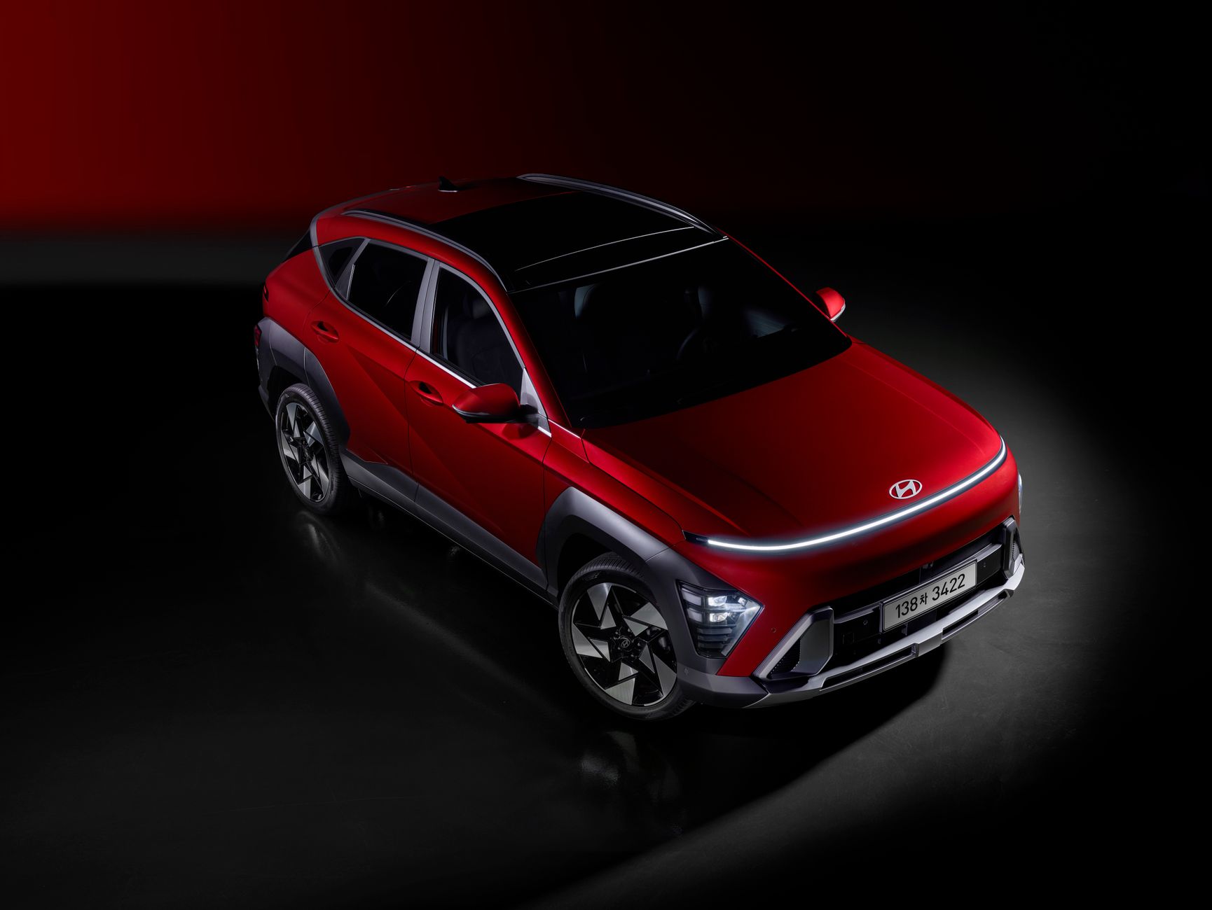 Ilustrasi: A striking red SUV with contemporary design elements and dynamic lighting, emphasizing modern automotive innovation.