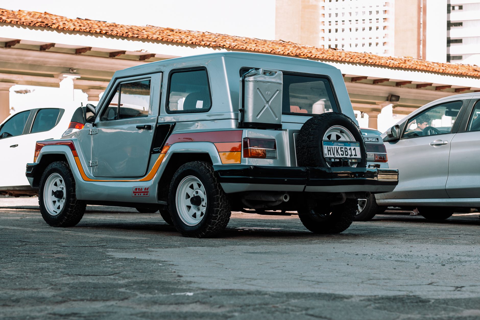 Ilustrasi: A classic SUV with retro style parked in an urban lot, showcasing vintage automotive design.