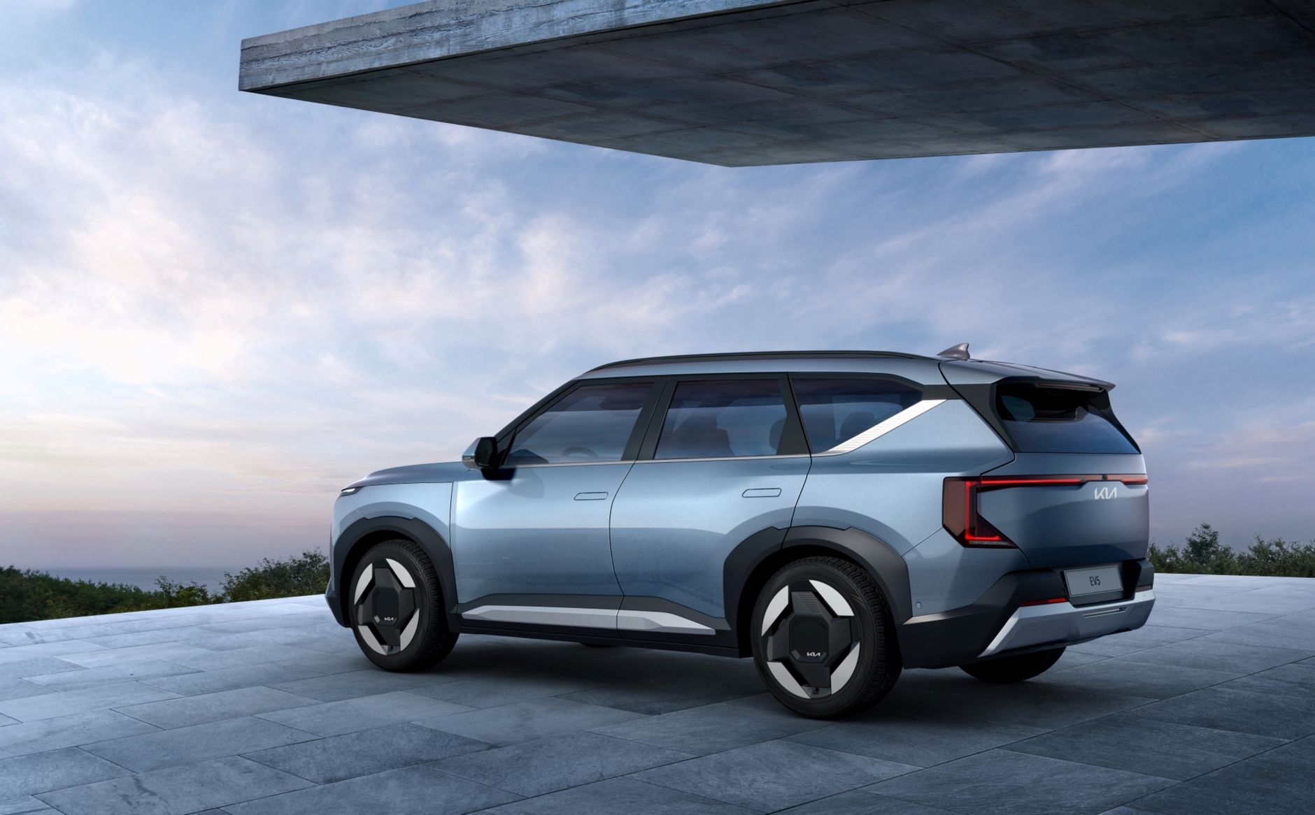 Ilustrasi: Sleek electric SUV parked on a modern driveway with a scenic backdrop.