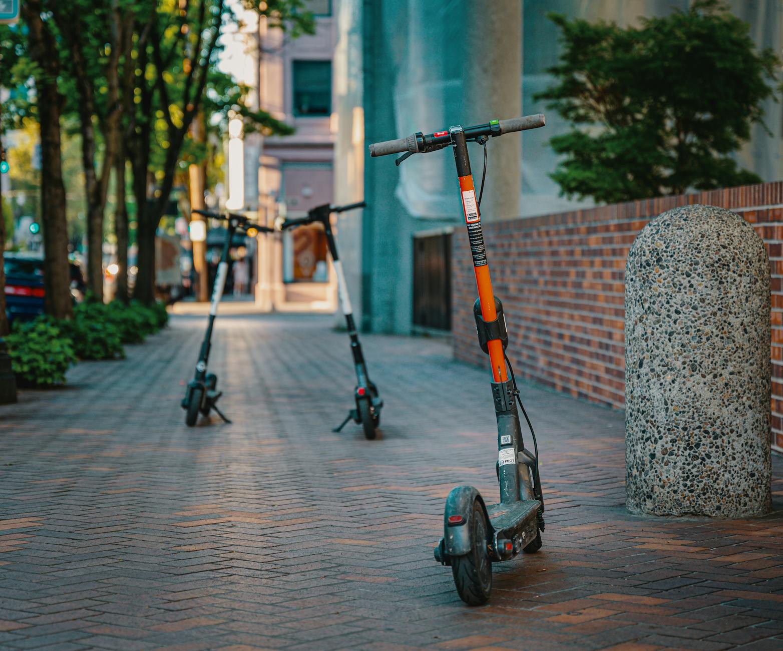 Ilustrasi: Electric scooters parked on a city sidewalk, embracing urban transportation and modern mobility.