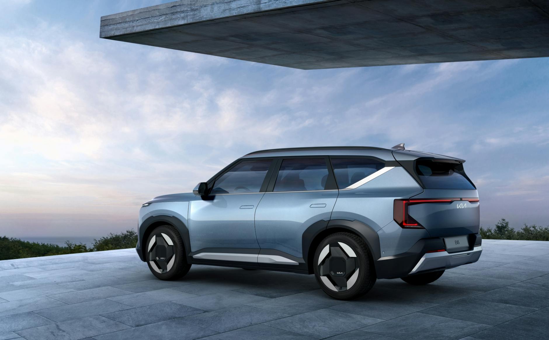 Ilustrasi: Sleek electric SUV parked on a modern driveway with a scenic backdrop.