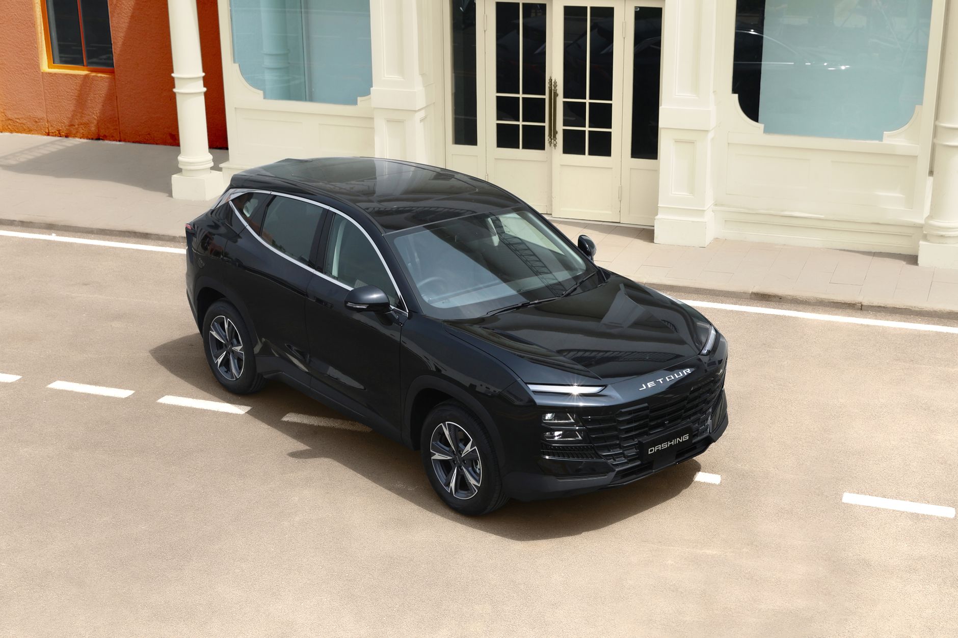Ilustrasi: Modern black SUV parked on a sunny city street with stylish architecture background.