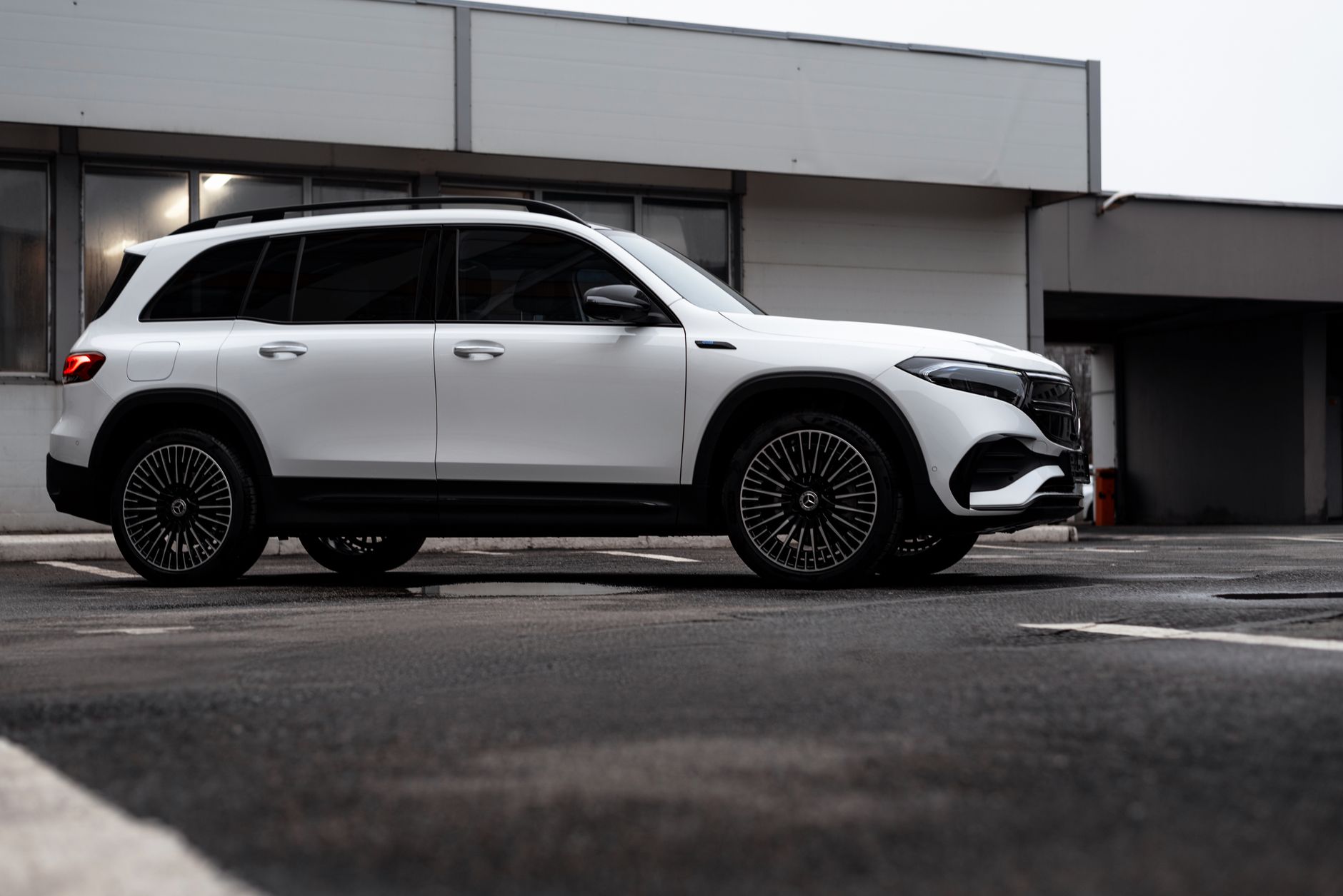 Ilustrasi: Modern white Mercedes-Benz EQB SUV parked outdoors showcasing luxury and style.
