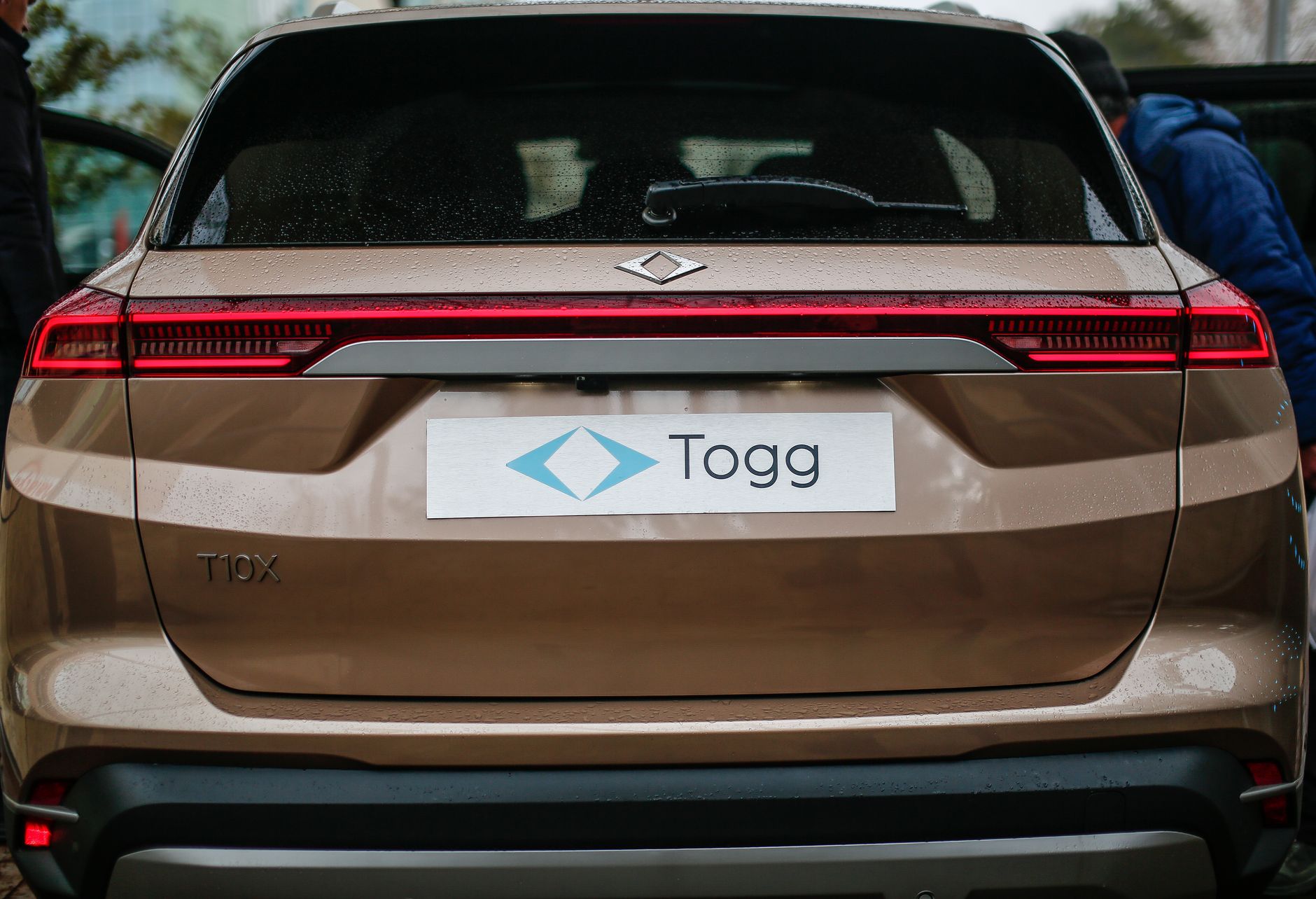 Ilustrasi: Rear view of a brown TOGG T10X electric SUV in Malatya, Türkiye, showcasing modern design.