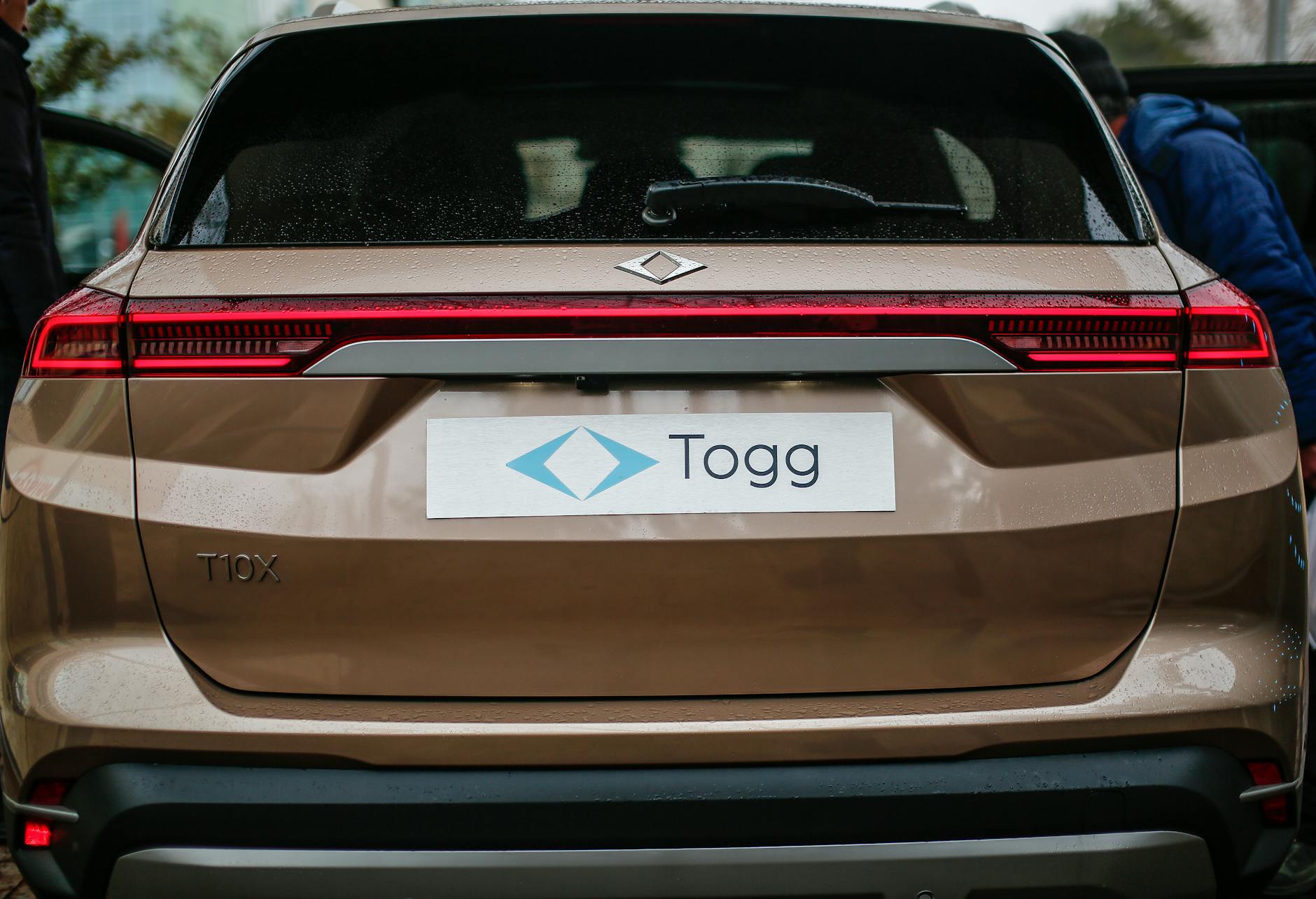 Ilustrasi: Rear view of a brown TOGG T10X electric SUV in Malatya, Türkiye, showcasing modern design.