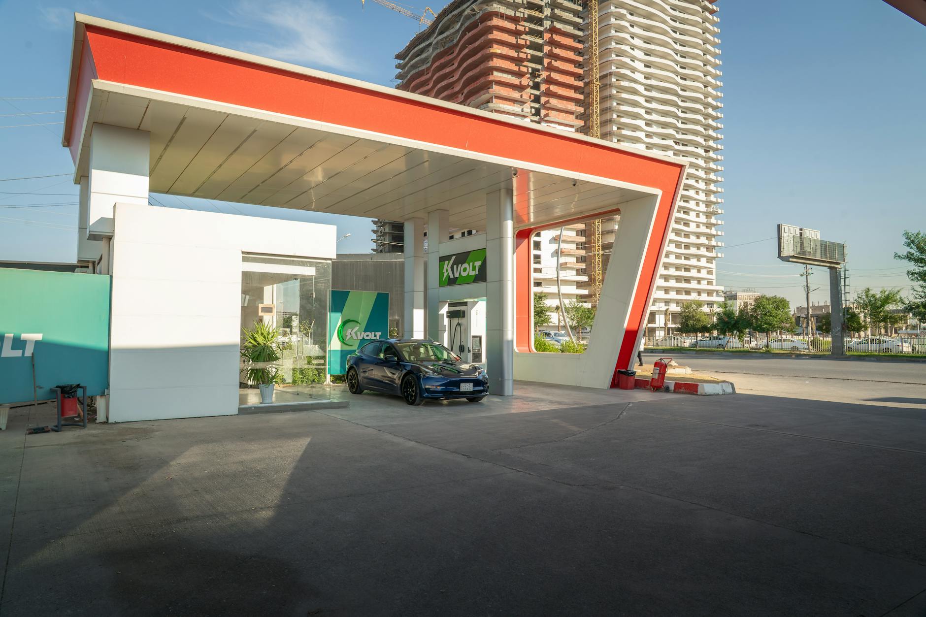Ilustrasi: Electric vehicle at a modern charging station in an urban setting, promoting sustainability.