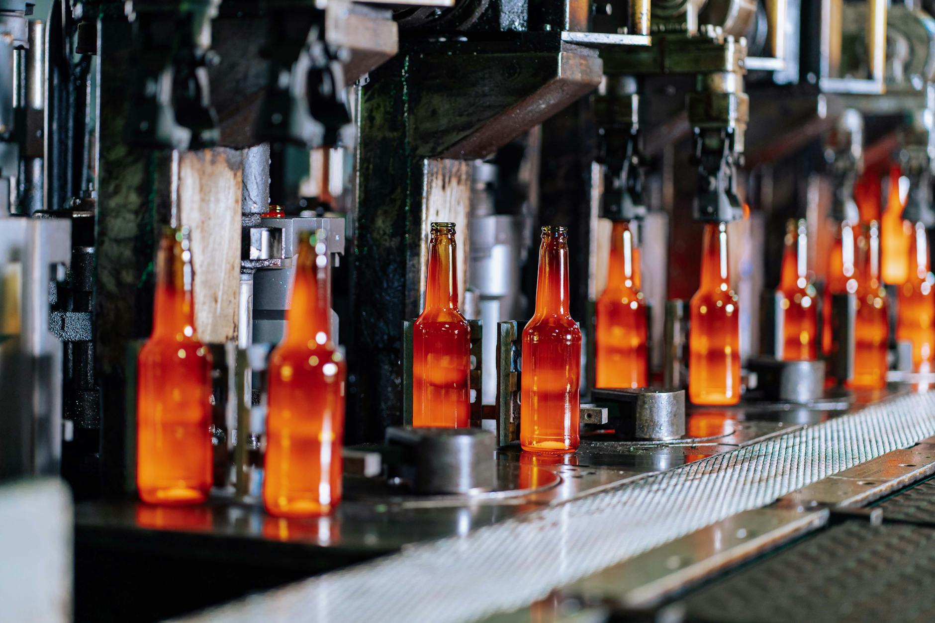Ilustrasi: Glass bottles on a production line in a modern glass factory, showcasing industrial automation.